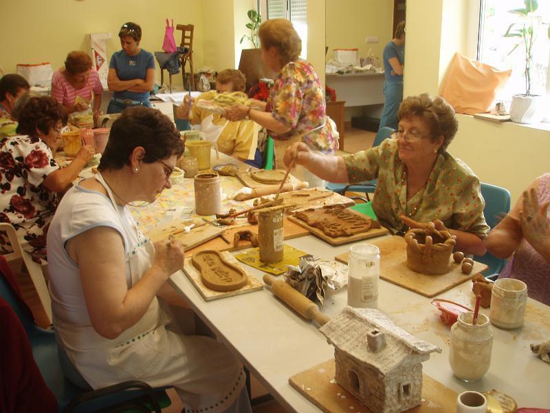 ALUMNAS DE BOO HACEN CEERAMICA.JPG